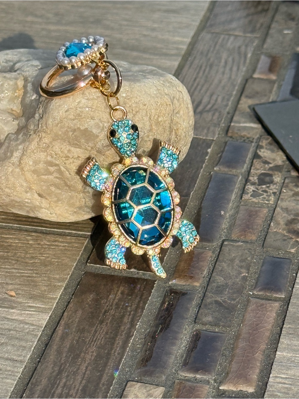 NWT Crystal Blue Rhinestone Turtle Glass Stone Keychain - Picture 2 of 4